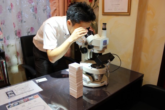 彼も顕微鏡で！