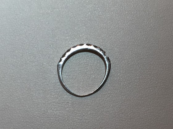 変形したリングの側面画像